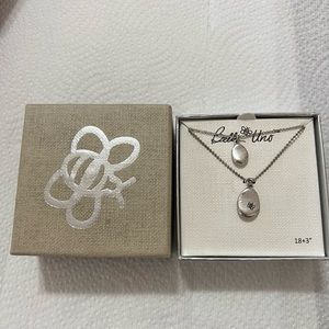 Bella Uno brand beautiful silver tone necklace